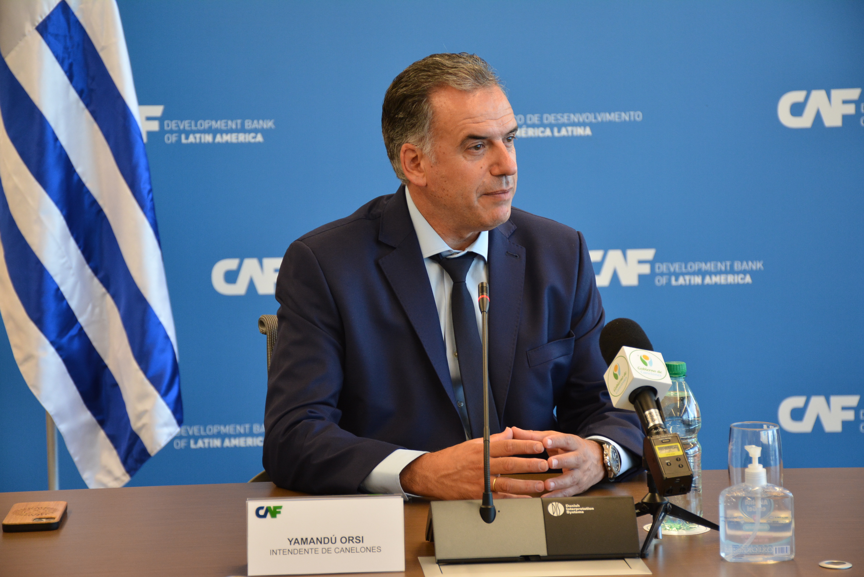 Intendente de Canelones, Prof. Yamandú Orsi, en firma de convenio ente la Intendencia de Canelones y la CAF para mejoras en espacios públicos del departamento Intendente de Canelones, Prof. Yamandú Orsi, en firma de convenio ente la Intendencia de Canelones y la CAF para mejoras en espacios públicos del departamento