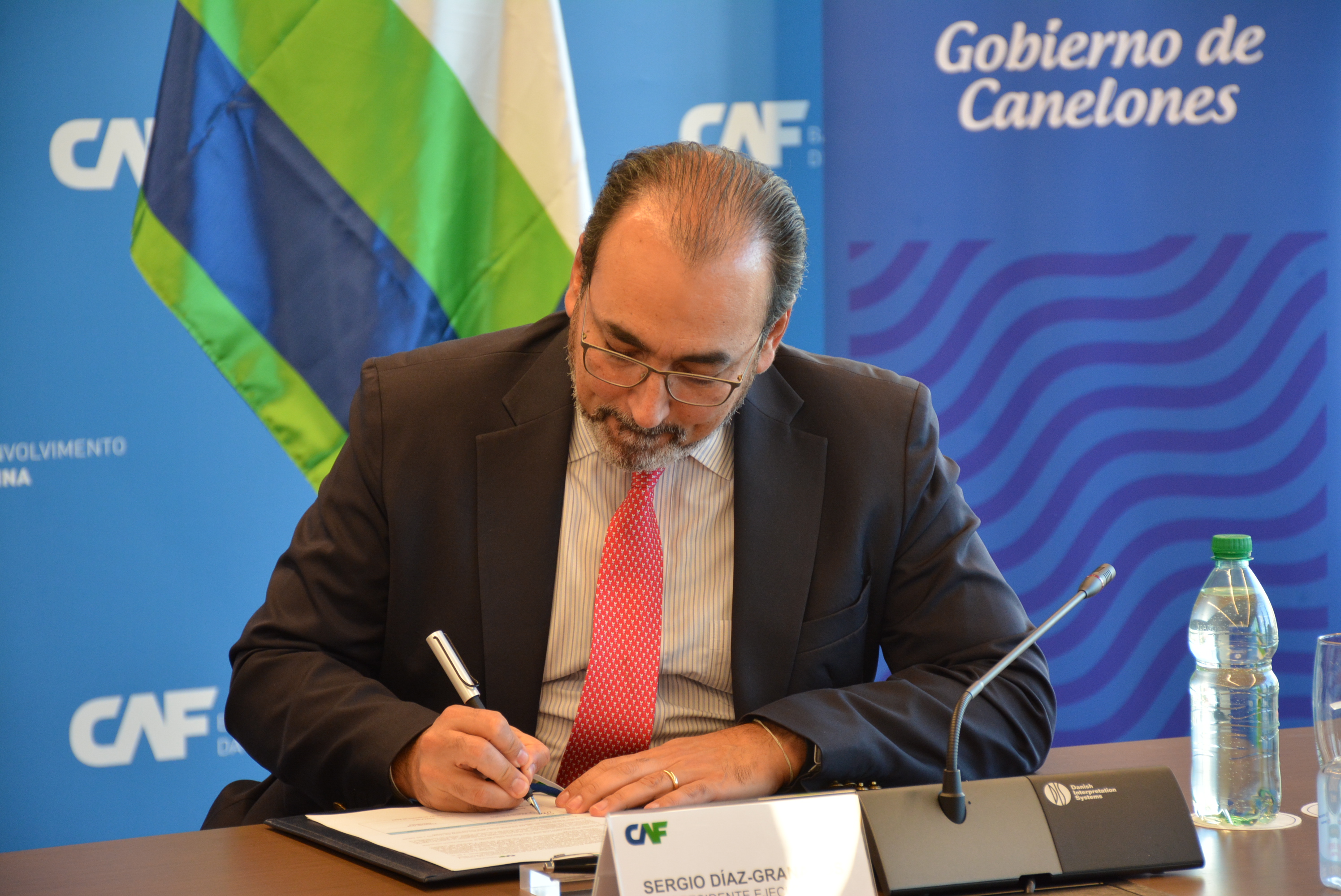 Presidente Ejecutivo de la CAF, Sergio Díaz-Granados, en firma de convenio ente la Intendencia de Canelones y la CAF para mejoras en espacios públicos del departamento 