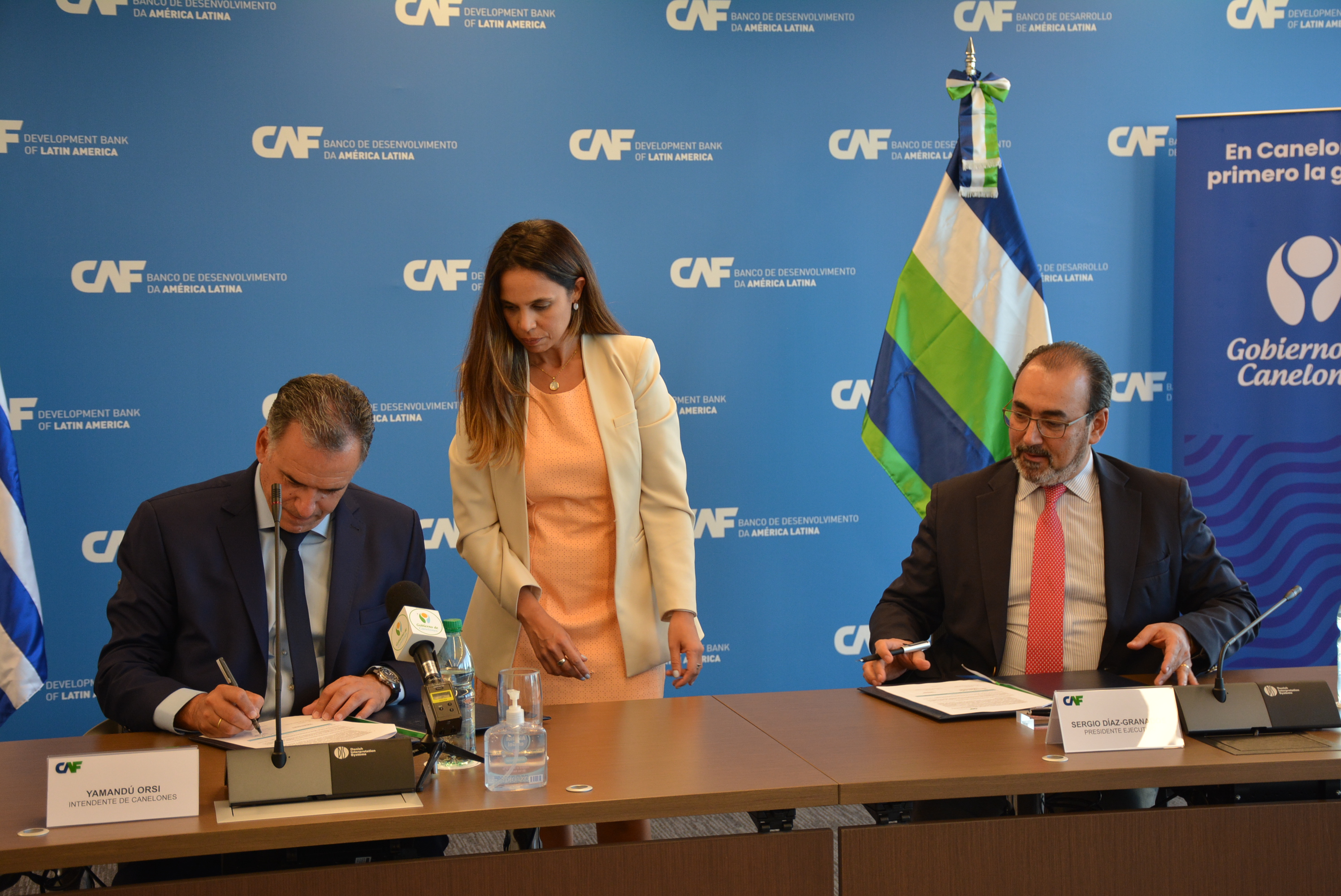 Intendente de Canelones, Prof. Yamandú Orsi, el Presidente Ejecutivo de la CAF, Sergio Díaz-Granados, en firma de convenio ente la Intendencia de Canelones y la CAF para mejoras en espacios públicos del departamento Intendente de Canelones, Prof. Yamandú Orsi, el Presidente Ejecutivo de la CAF, Sergio Díaz-Granados, en firma de convenio ente la Intendencia de Canelones y la CAF para mejoras en espacios públicos del departamento