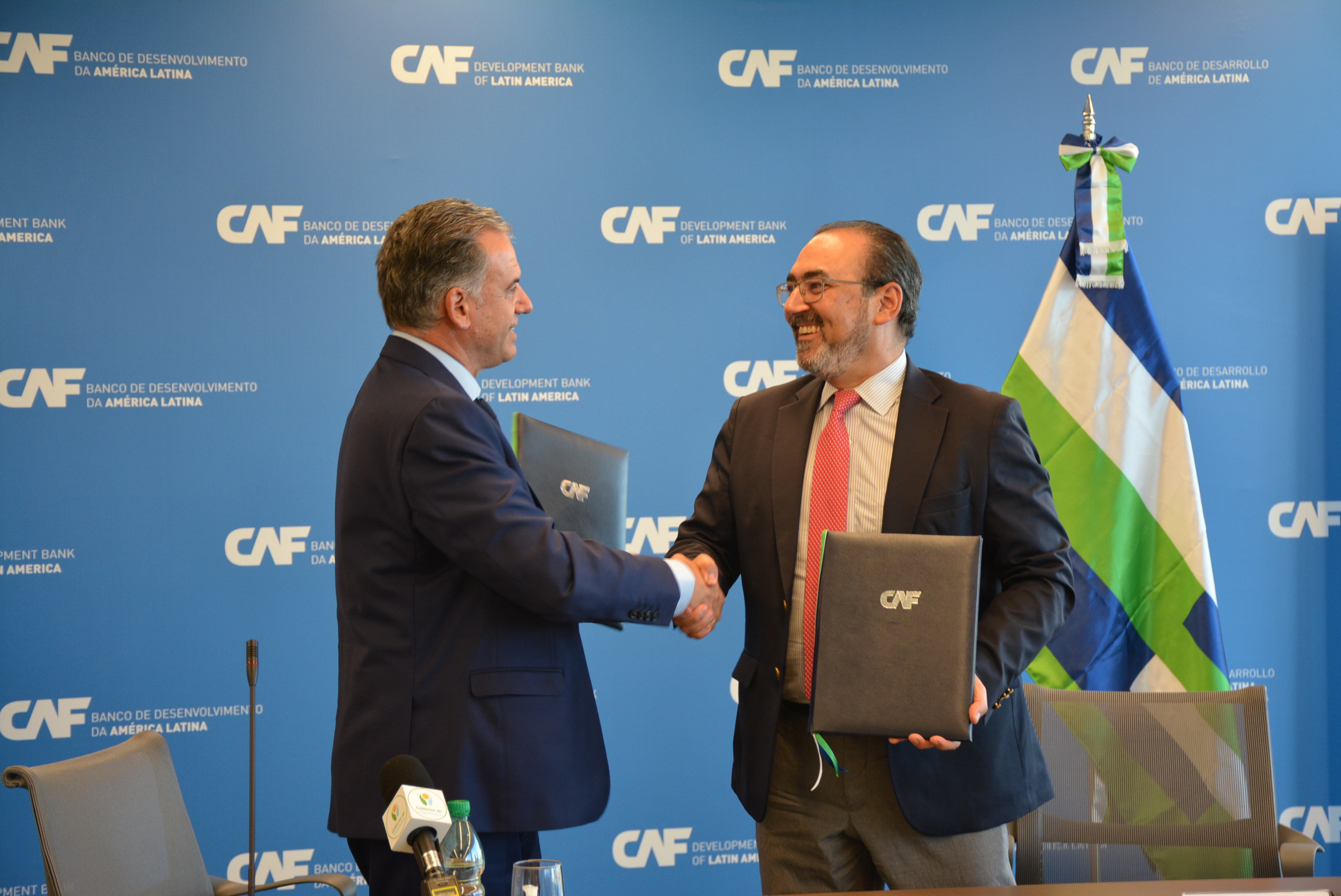 Intendente de Canelones, Prof. Yamandú Orsi, el Presidente Ejecutivo de la CAF, Sergio Díaz-Granados, en firma de convenio ente la Intendencia de Canelones y la CAF para mejoras en espacios públicos del departamento Intendente de Canelones, Prof. Yamandú Orsi, el Presidente Ejecutivo de la CAF, Sergio Díaz-Granados, en firma de convenio ente la Intendencia de Canelones y la CAF para mejoras en espacios públicos del departamento