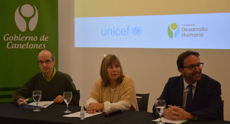 Autoridades en el lanzamiento de la edición 2022 del programa 1000 Días de Igualdad. De izquierda a derecha: Coordinador de Programas de UNICEF, Michel Guinand, la Directora General de Desarrollo Humano del Gobierno de Canelones, Gabriela Garrido y el representante de CAF en Uruguay, Francois Borit.
