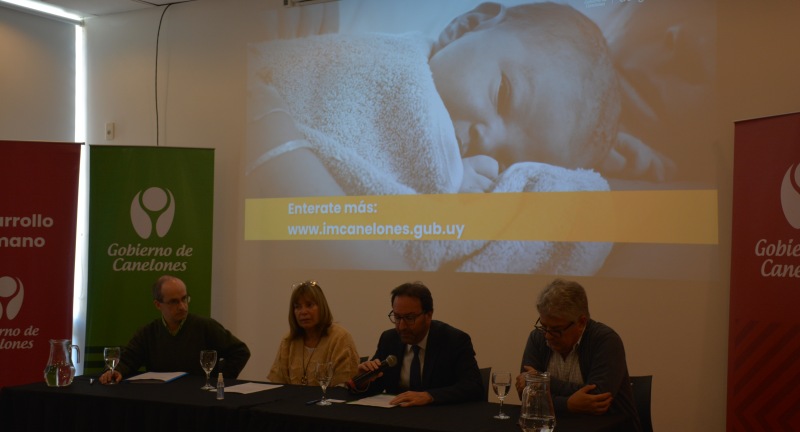 Autoridades en el lanzamiento de la edición 2022 del programa 1000 Días de Igualdad. De izquierda a derecha: Coordinador de Programas de UNICEF, Michel Guinand, la Directora General de Desarrollo Humano del Gobierno de Canelones, Gabriela Garrido, el representante de CAF en Uruguay, Francois Borit, y el responsable del programa 1000 Días de Igualdad, Pablo Mazzini.