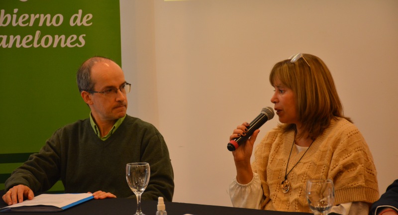 El Coordinador de Programas de UNICEF, Michel Guinand, y la Directora General de Desarrollo Humano del Gobierno de Canelones, Gabriela Garrido, en el lanzamiento de la edición 2022 del programa 1000 Días de Igualdad realizado en la Sala Beto Satragni del Complejo Cultural Politeama,Teatro Atahualpa del Cioppo  