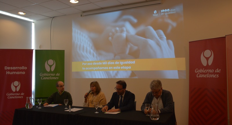 Autoridades en el lanzamiento de la edición 2022 del programa 1000 Días de Igualdad. De izquierda a derecha: Coordinador de Programas de UNICEF, Michel Guinand, la Directora General de Desarrollo Humano del Gobierno de Canelones, Gabriela Garrido, el representante de CAF en Uruguay, Francois Borit, y el responsable del programa 1000 Días de Igualdad, Pablo Mazzini.