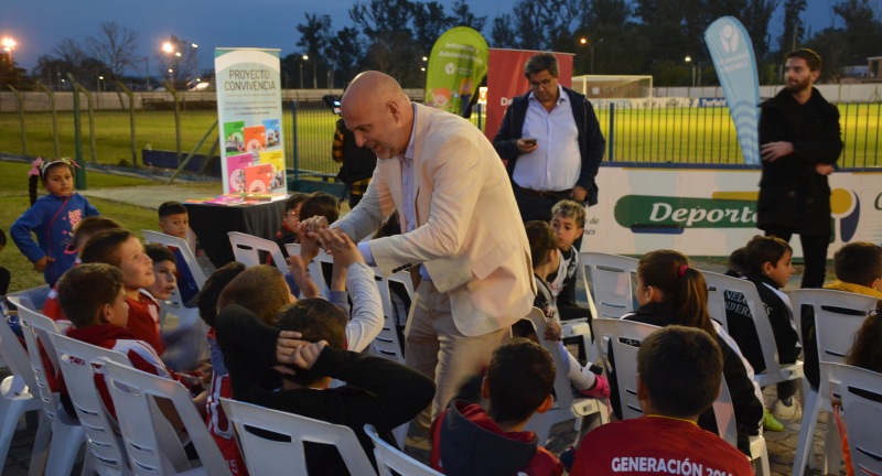 El Secretario General de la Intendencia, Francisco Legnani, junto a niños y niñas de Canelones en el lanzamiento del proyecto Un gol por la convivencia en el fútbol infantil realizado en el Estadio Eduardo Martínez Monegal. El Secretario General de la Intendencia, Francisco Legnani, junto a niños y niñas de Canelones en el lanzamiento del proyecto Un gol por la convivencia en el fútbol infantil realizado en el Estadio Eduardo Martínez Monegal.