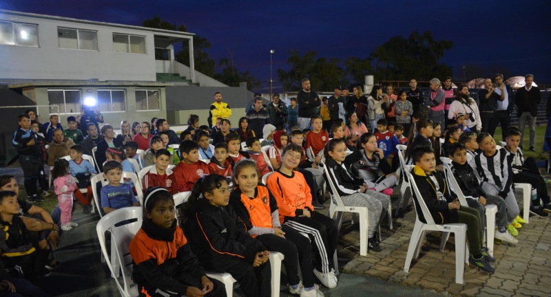 Niños, niñas y familias del departamento en el lanzamiento del proyecto Un gol por la convivencia en el fútbol infantil realizado en el Estadio Eduardo Martínez Monegal. Niños, niñas y familias del departamento en el lanzamiento del proyecto Un gol por la convivencia en el fútbol infantil realizado en el Estadio Eduardo Martínez Monegal.