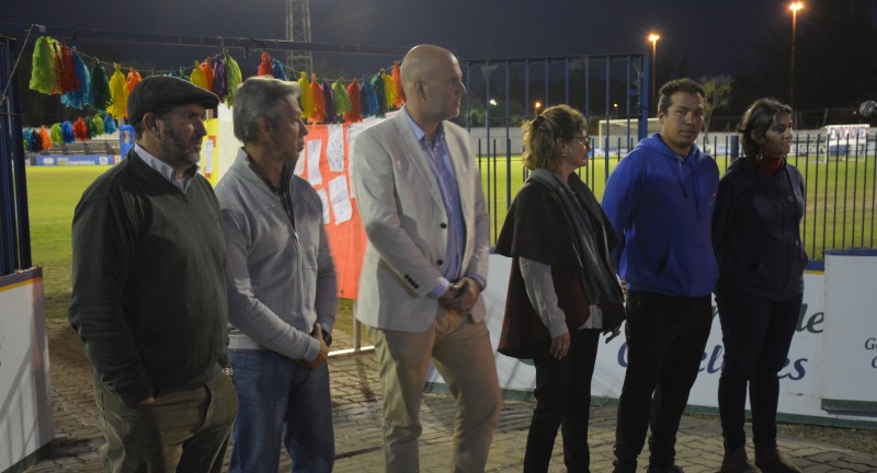Autoridades en el lanzamiento del proyecto Un gol por la convivencia en el fútbol infantil realizado en el Estadio Eduardo Martínez Monegal. De izquierda a derecha: el Director de Deportes, Luis de Melo, el Director General de Deportes del Gobierno de Canelones, Alejandro Pereda, el Secretario General de la Intendencia, Francisco Legnani, la Directora de la editorial Santillana, Alejandra Campos, el responsable de la Unidad de Animación Sociocultural, Lorenzo Figueredo, y la responsable del Área Infancia y Adolescencia, Cecilia Rebellato. Autoridades en el lanzamiento del proyecto Un gol por la convivencia en el fútbol infantil realizado en el Estadio Eduardo Martínez Monegal. De izquierda a derecha: el Director de Deportes, Luis de Melo, el Director General de Deportes del Gobierno de Canelones, Alejandro Pereda, el Secretario General de la Intendencia, Francisco Legnani, la Directora de la editorial Santillana, Alejandra Campos, el responsable de la Unidad de Animación Sociocultural, Lorenzo Figueredo, y la responsable del Área Infancia y