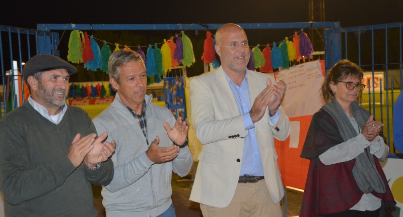 Autoridades en el lanzamiento del proyecto Un gol por la convivencia en el fútbol infantil realizado en el Estadio Eduardo Martínez Monegal. De izquierda a derecha: el Director de Deportes, Luis de Melo, el Director General de Deportes del Gobierno de Canelones, Alejandro Pereda, el Secretario General de la Intendencia, Francisco Legnani, y la Directora de la editorial Santillana, Alejandra Campos. Autoridades en el lanzamiento del proyecto Un gol por la convivencia en el fútbol infantil realizado en el Estadio Eduardo Martínez Monegal. De izquierda a derecha: el Director de Deportes, Luis de Melo, el Director General de Deportes del Gobierno de Canelones, Alejandro Pereda, el Secretario General de la Intendencia, Francisco Legnani, y la Directora de la editorial Santillana, Alejandra Campos.