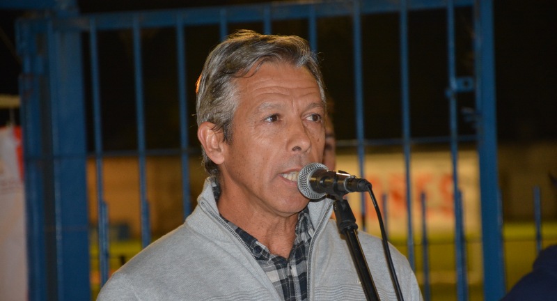 El Director General de Deportes del Gobierno de Canelones, Alejandro Pereda, en el lanzamiento del proyecto Un gol por la convivencia en el fútbol infantil realizado en el Estadio Eduardo Martínez Monegal. El Director General de Deportes del Gobierno de Canelones, Alejandro Pereda, en el lanzamiento del proyecto Un gol por la convivencia en el fútbol infantil realizado en el Estadio Eduardo Martínez Monegal.