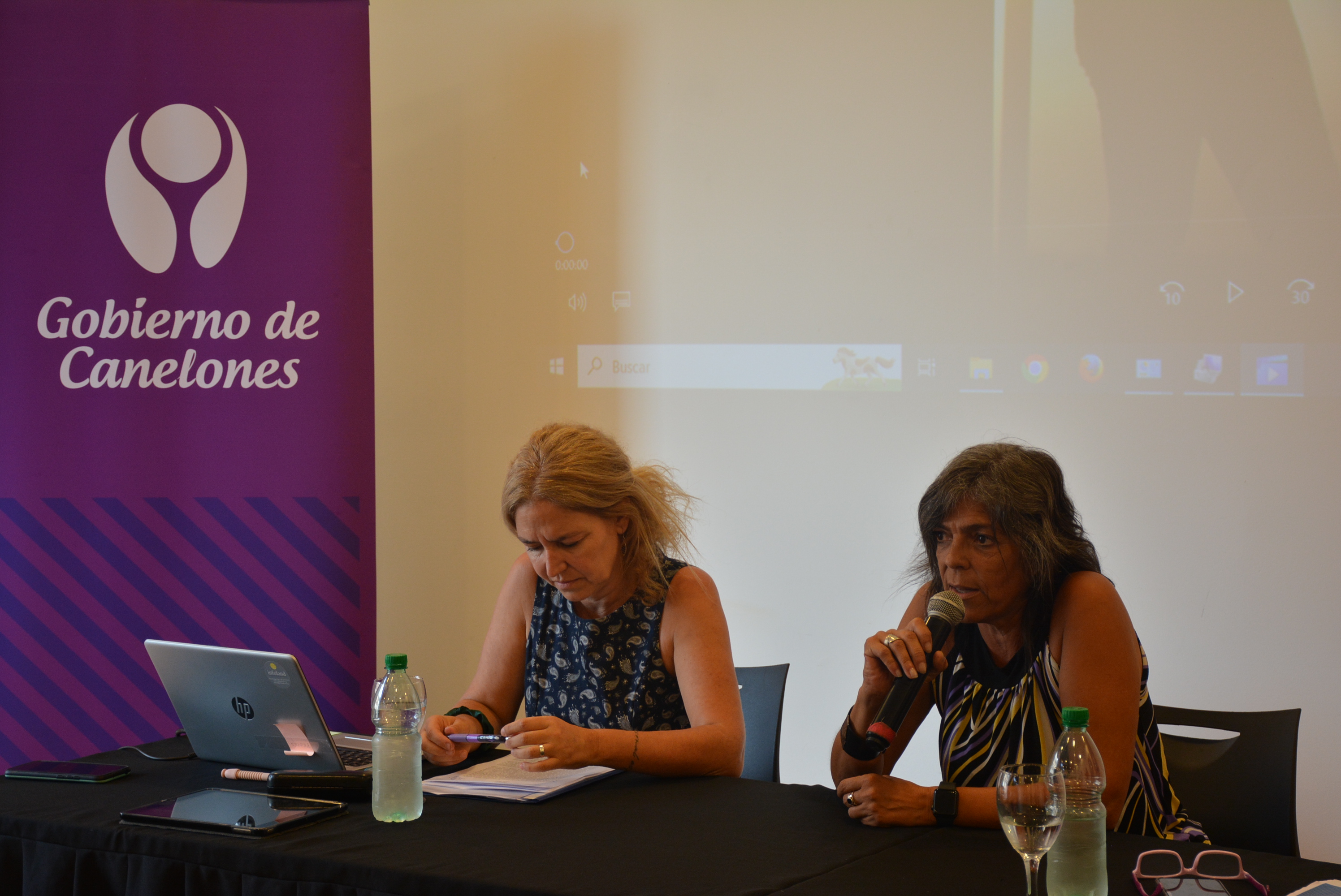 Directora de Género y Equidad del Gobierno de Canelones, Nohelia Millán, y Pro Secretaria General, Lic. Silvana Nieves, en la actividad central por el Día Internacional de la Mujer