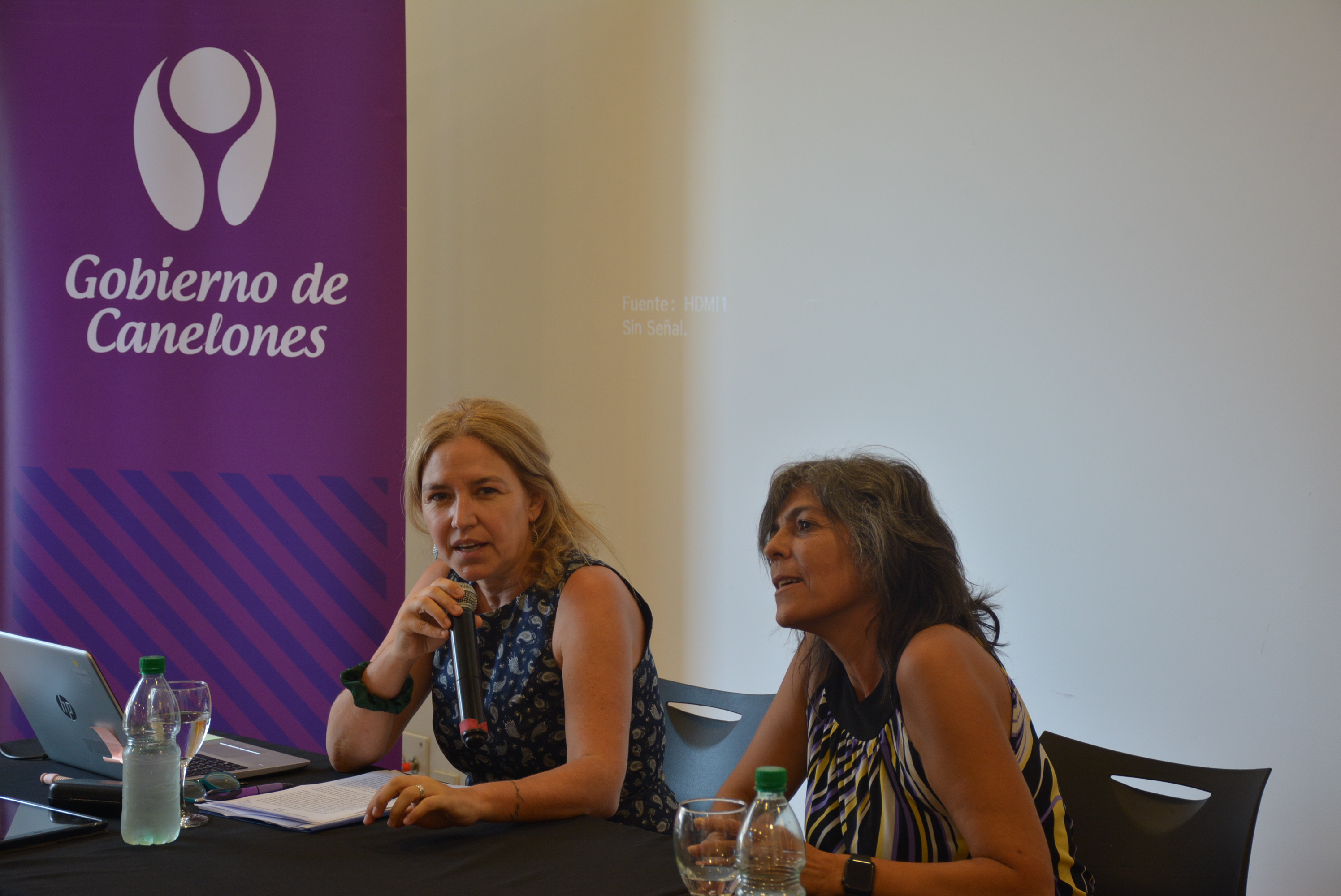 Directora de Género y Equidad del Gobierno de Canelones, Nohelia Millán, y Pro Secretaria General, Lic. Silvana Nieves, en la actividad central por el Día Internacional de la Mujer