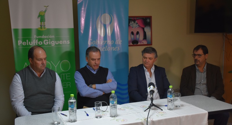 Firma de convenio entre el Gobierno de Canelones y la Fundación Peluffo Giguens. De izquierda a derecha: el Vicepresidente de la Fundación Peluffo Giguens, Marcelo Doldán, el Intendente de Canelones, Yamandú Orsi, el Presidente de Fundación Peluffo Giguens, Alejandro Barrera, y el Coordinador de Gabinete Social de Canelones, Alarico Rodríguez. Firma de convenio entre el Gobierno de Canelones y la Fundación Peluffo Giguens. De izquierda a derecha: el Vicepresidente de la Fundación Peluffo Giguens, Marcelo Doldán, el Intendente de Canelones, Yamandú Orsi, el Presidente de Fundación Peluffo Giguens, Alejandro Barrera, y el Coordinador de Gabinete Social de Canelones, Alarico Rodríguez.