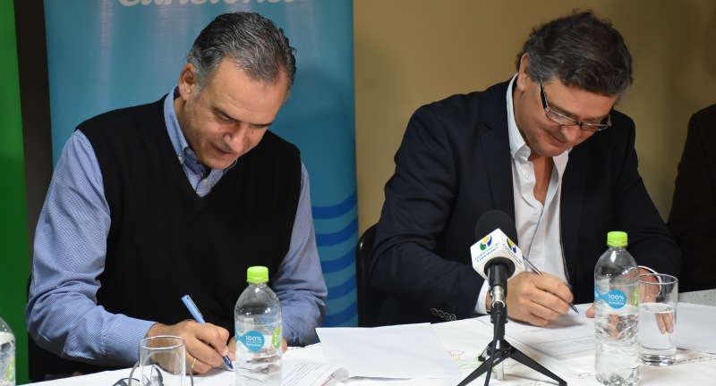 El Intendente de Canelones, Yamandú Orsi, y el Presidente de Fundación Peluffo Giguens, Alejandro Barrera en la firma de convenio entre el Gobierno de Canelones y la Fundación Peluffo Giguens. El Intendente de Canelones, Yamandú Orsi, y el Presidente de Fundación Peluffo Giguens, Alejandro Barrera en la firma de convenio entre el Gobierno de Canelones y la Fundación Peluffo Giguens.