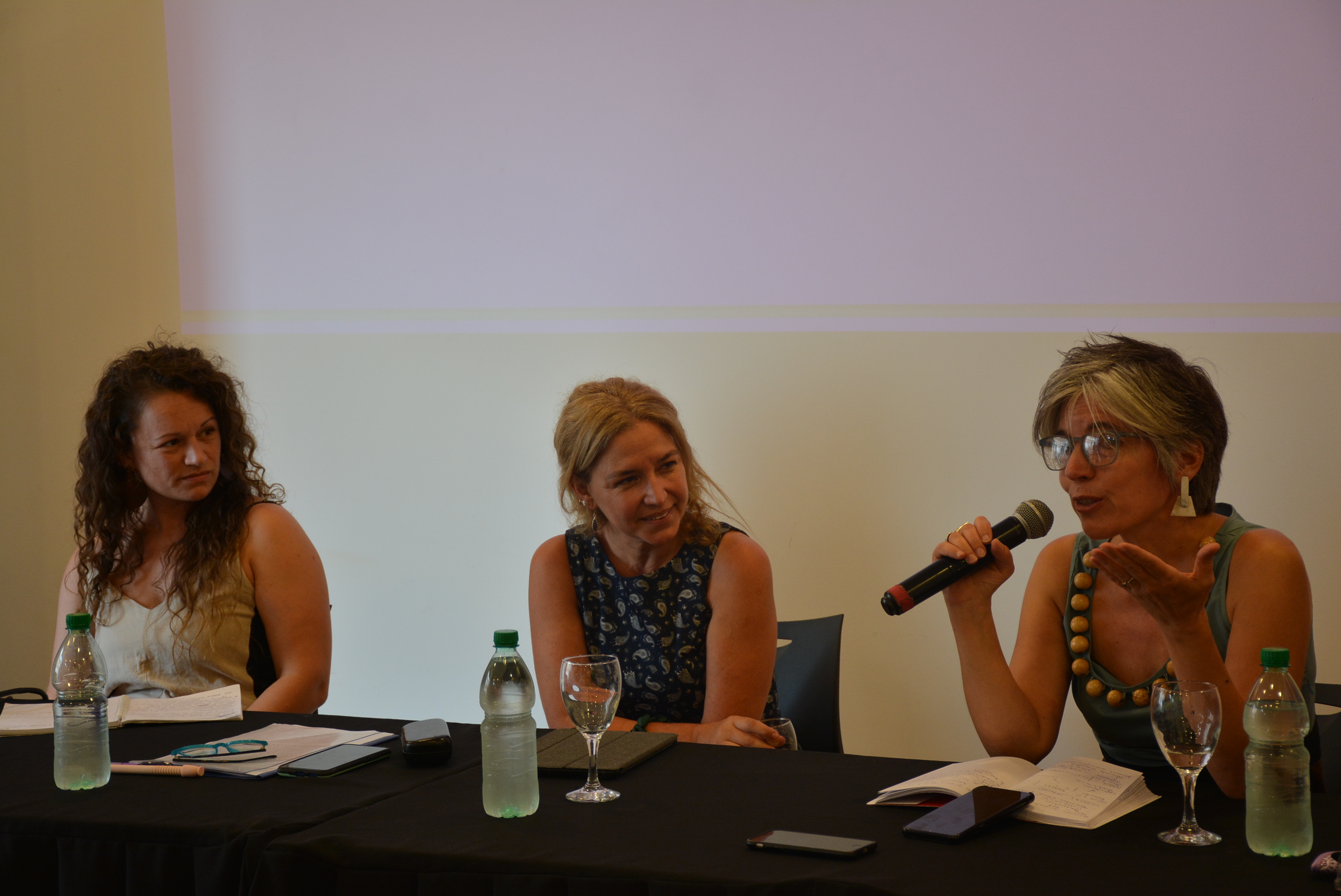 De izq. a der.: Integrante del equipo de FLACSO Uruguay, María José Achil, Directora de Género y Equidad del Gobierno de Canelones, Nohelia Millán, y Directora de FLACSO Uruguay, Ana Gabriela Fernández, en la actividad central por el Día Internacional de la Mujer