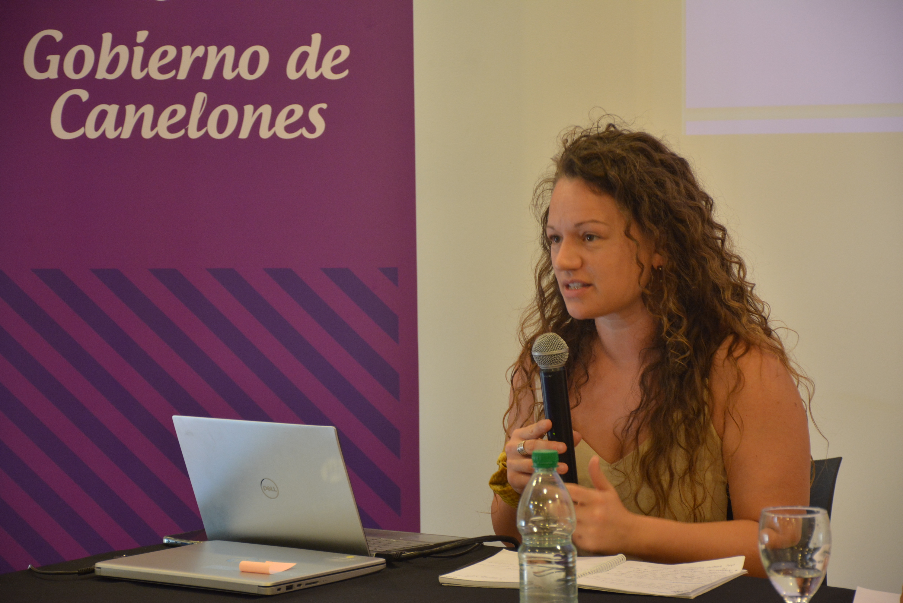 Integrante del equipo de FLACSO Uruguay, María José Achil, en la actividad central por el Día Internacional de la Mujer