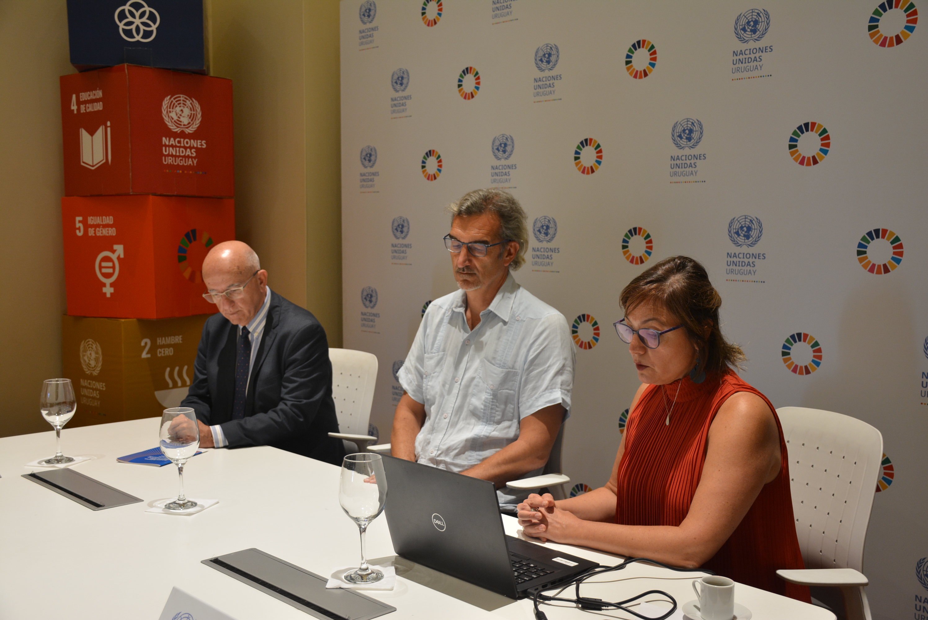 Director ejecutivo de AUCI, Mariano Berro, Coordinador Residente de las Naciones Unidas en Uruguay, Pablo Ruiz Hiebra, y la Asesora de Derechos Humano de ONU Uruguay, Graciela Dede, en la presentación de la Guía para Gobiernos Departamentales: fortalecer los derechos humanos y el desarrollo sostenible en las acciones locales Director ejecutivo de AUCI, Mariano Berro, Coordinador Residente de las Naciones Unidas en Uruguay, Pablo Ruiz Hiebra, y la Asesora de Derechos Humano de ONU Uruguay, Graciela Dede, en la presentación de la Guía para Gobiernos Departamentales: fortalecer los derechos humanos y el desarrollo sostenible en las acciones locales