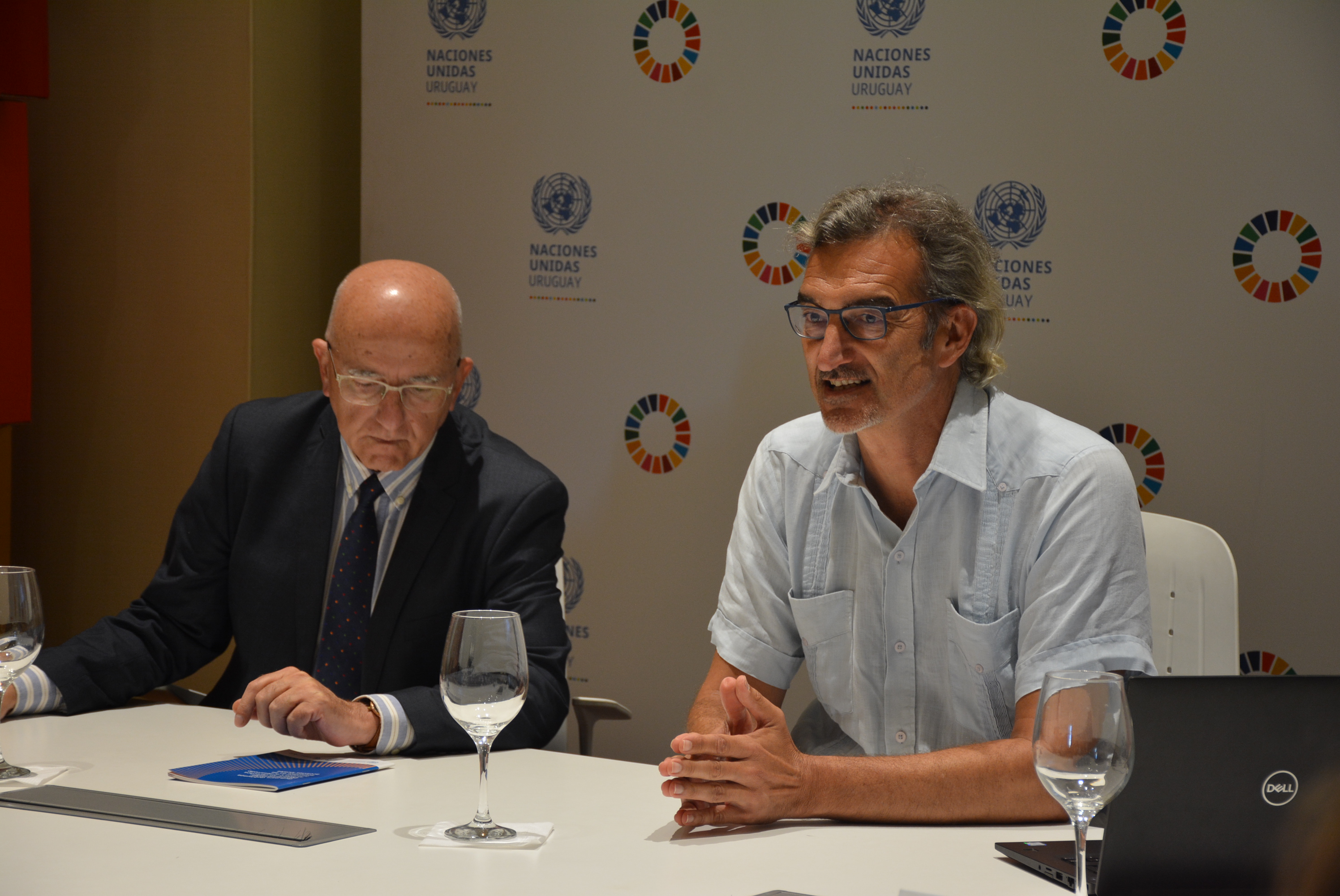 Director ejecutivo de AUCI, Mariano Berro, Coordinador Residente de las Naciones Unidas en Uruguay, Pablo Ruiz Hiebra, en la presentación de la Guía para Gobiernos Departamentales: fortalecer los derechos humanos y el desarrollo sostenible en las acciones locales Director ejecutivo de AUCI, Mariano Berro, Coordinador Residente de las Naciones Unidas en Uruguay, Pablo Ruiz Hiebra, en la presentación de la Guía para Gobiernos Departamentales: fortalecer los derechos humanos y el desarrollo sostenible en las acciones locales