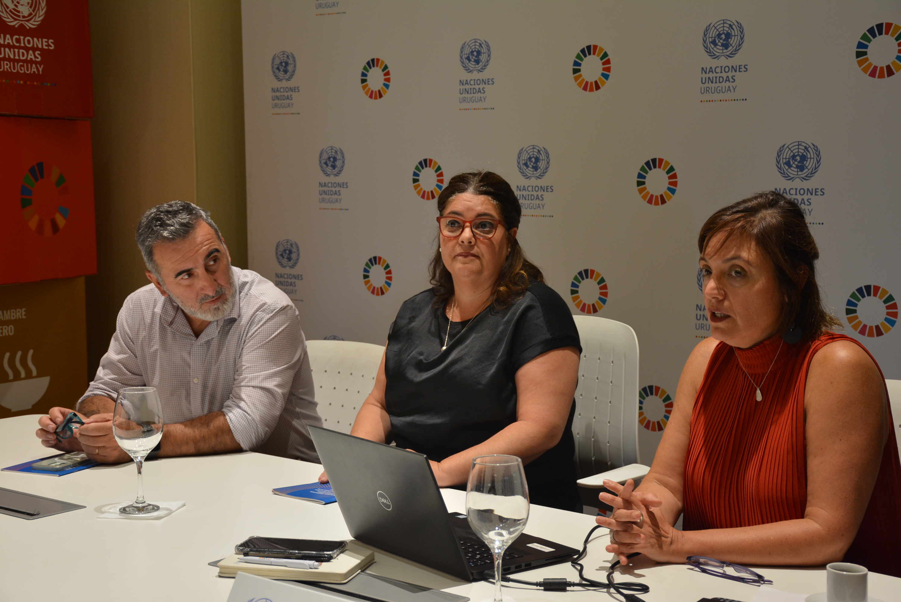 Director de Relaciones Internacionales y Gobierno Abierto del Gobierno de Canelones, Dr. Edison Lanza, Representante de la Intendente de Paysandú, Marisa Acosta, y la Asesora de Derechos Humano de ONU Uruguay, Graciela Dede, en la presentación de la Guía para Gobiernos Departamentales: fortalecer los derechos humanos y el desarrollo sostenible en las acciones locales Director de Relaciones Internacionales y Gobierno Abierto del Gobierno de Canelones, Dr. Edison Lanza, Representante de la Intendente de Paysandú, Marisa Acosta, y la Asesora de Derechos Humano de ONU Uruguay, Graciela Dede, en la presentación de la Guía para Gobiernos Departamentales: fortalecer los derechos humanos y el desarrollo sostenible en las acciones locales