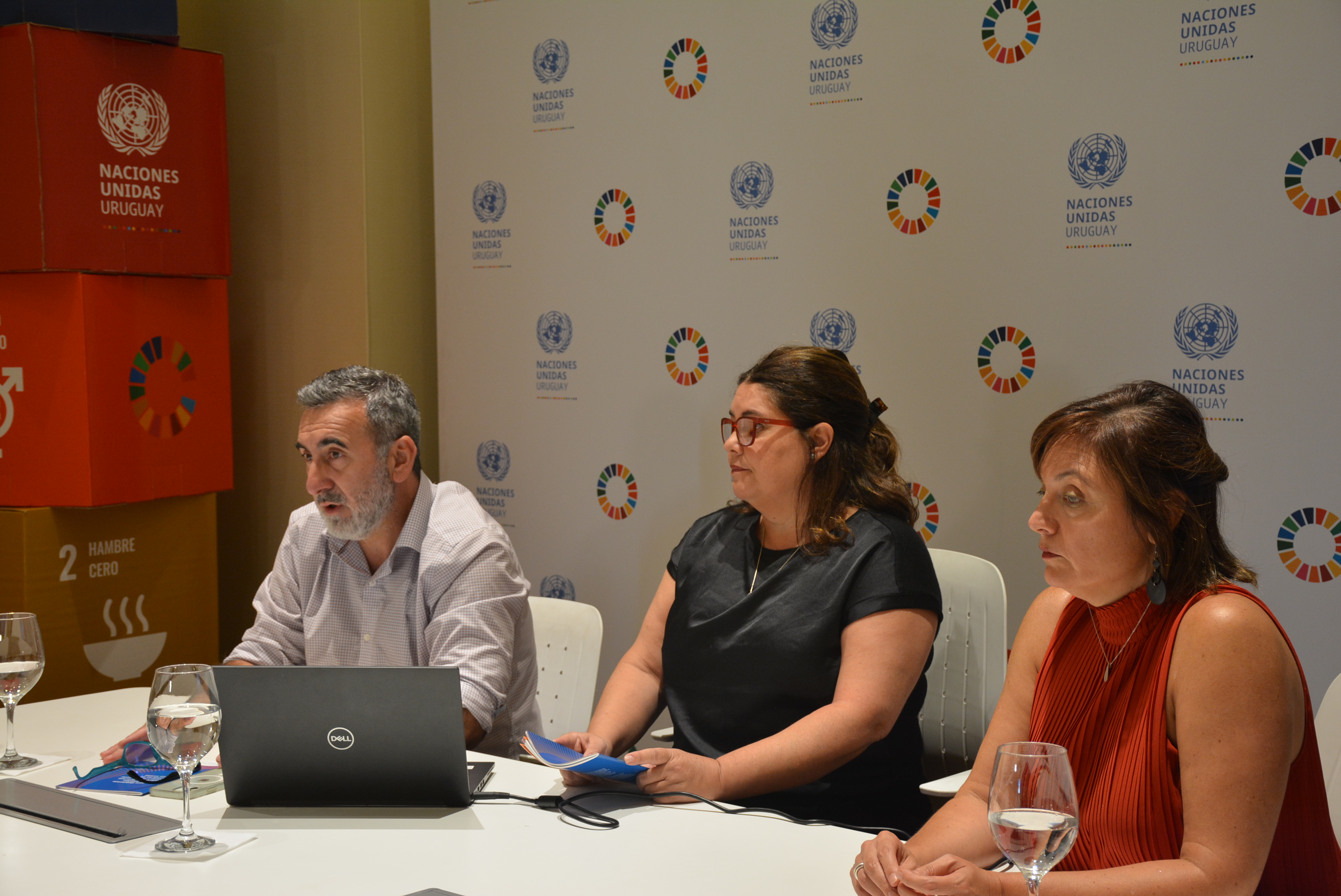 Director de Relaciones Internacionales y Gobierno Abierto del Gobierno de Canelones, Dr. Edison Lanza, Representante de la Intendente de Paysandú, Marisa Acosta, y la Asesora de Derechos Humano de ONU Uruguay, Graciela Dede, en la presentación de la la Guía para Gobiernos Departamentales: fortalecer los derechos humanos y el desarrollo sostenible en las acciones locales