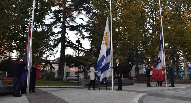 Izado de los pabellones patrios en la plaza 18 de Julio de la capital canaria. Izado de los pabellones patrios en la plaza 18 de Julio de la capital canaria.