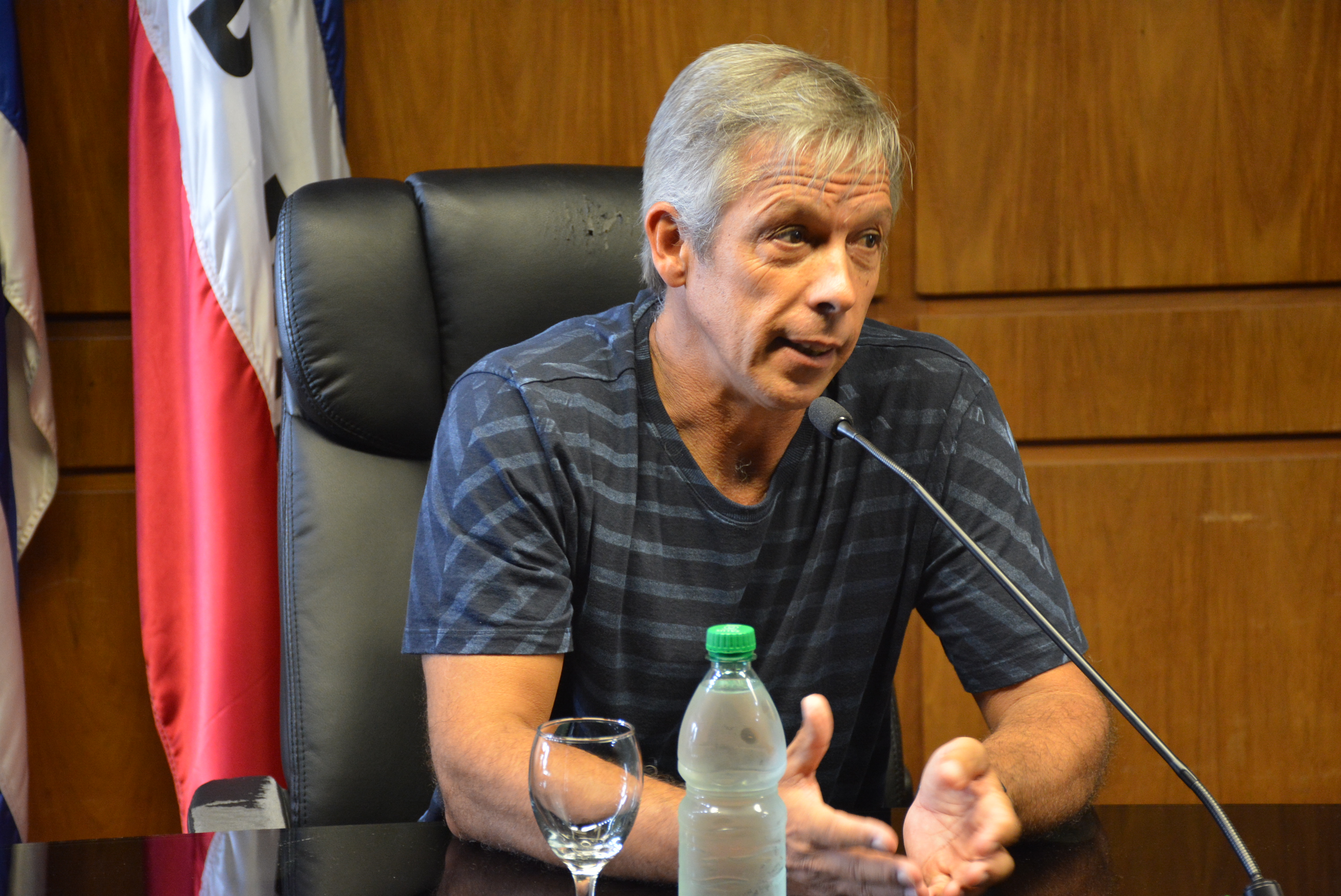 El Director General de Deportes de la Intendencia de Canelones, Prof. Alejandro Pereda, en el reconocimiento al piloto canario de rally Martín Cánepa 