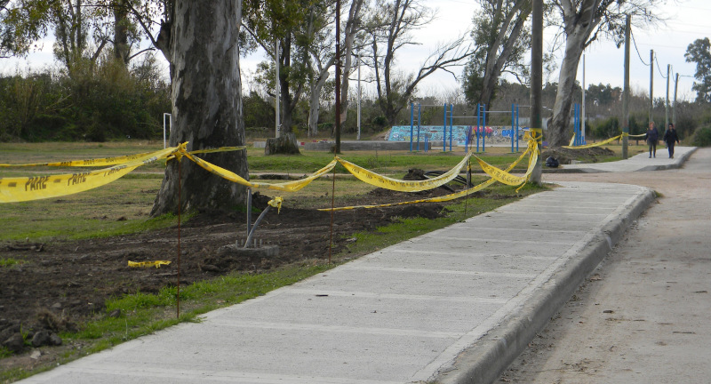 Instalación de 26 luminarias peatonales en el nuevo tramo de veredas construido en el parque