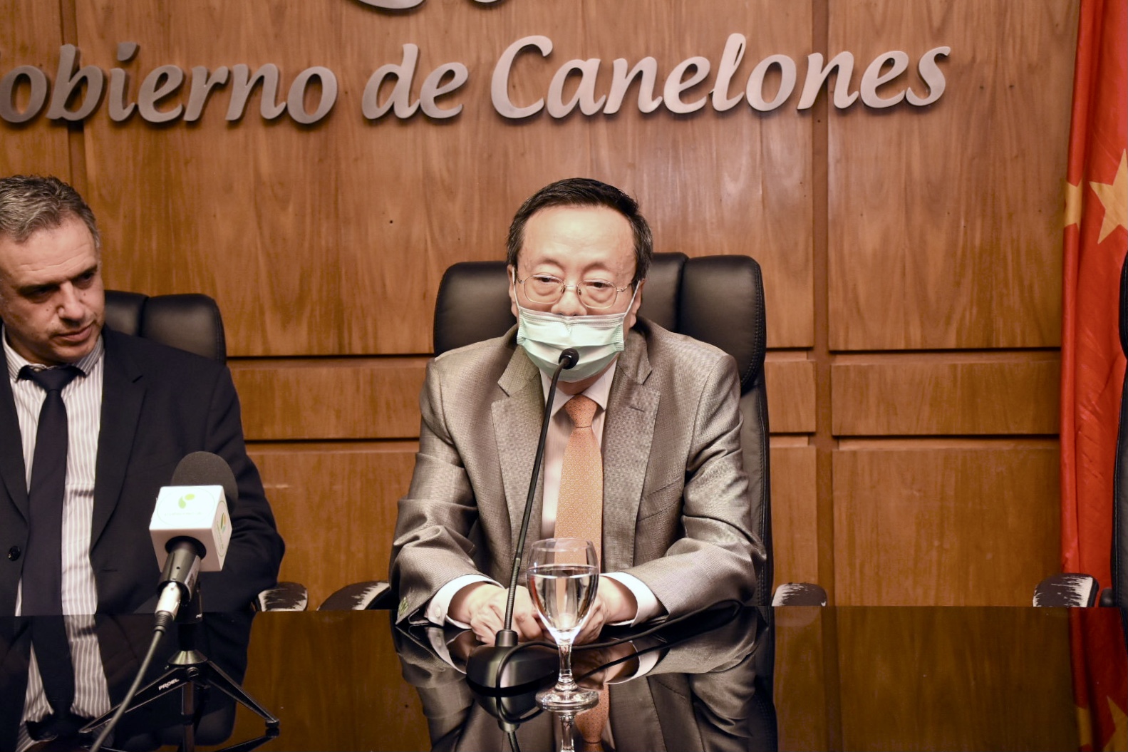 Embajador de China en Uruguay, Wang Gang, en el acto protocolar del 30 aniversario del hermanamiento Shanxi – Canelones Embajador de China en Uruguay, Wang Gang, en el acto protocolar del 30 aniversario del hermanamiento Shanxi – Canelones