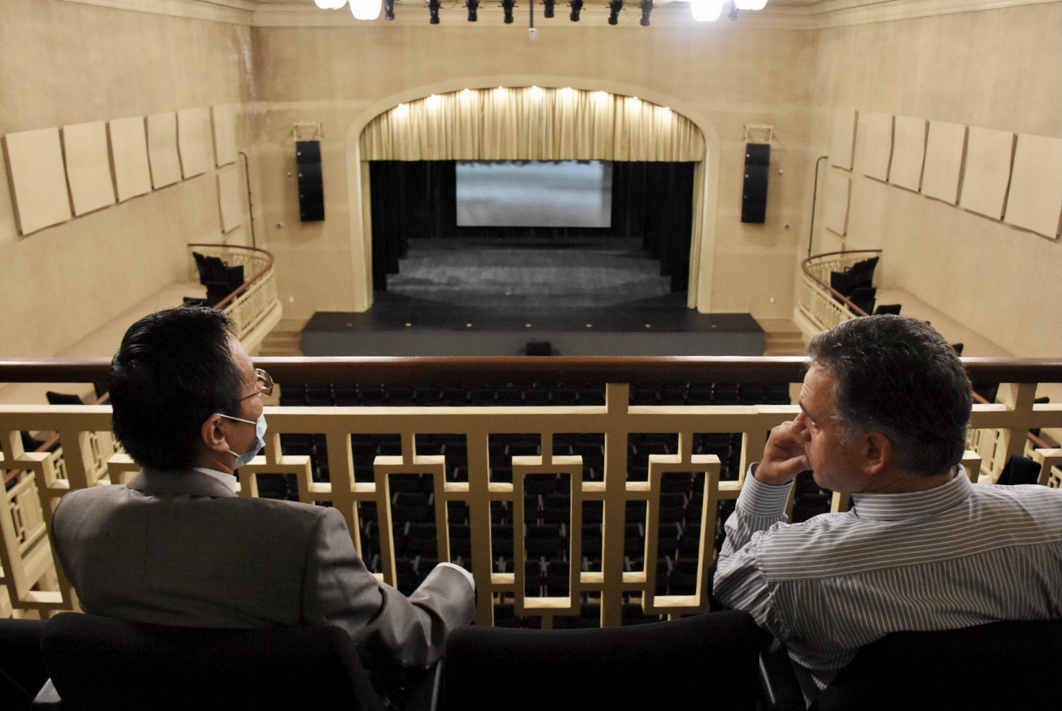 Embajador de China en Uruguay, Wang Gang e Intendente de Canelones, Prof. Yamandú Orsi en la Sala Atahualpa del Cioppo del Teatro Politeama de la Ciudad de Canelones