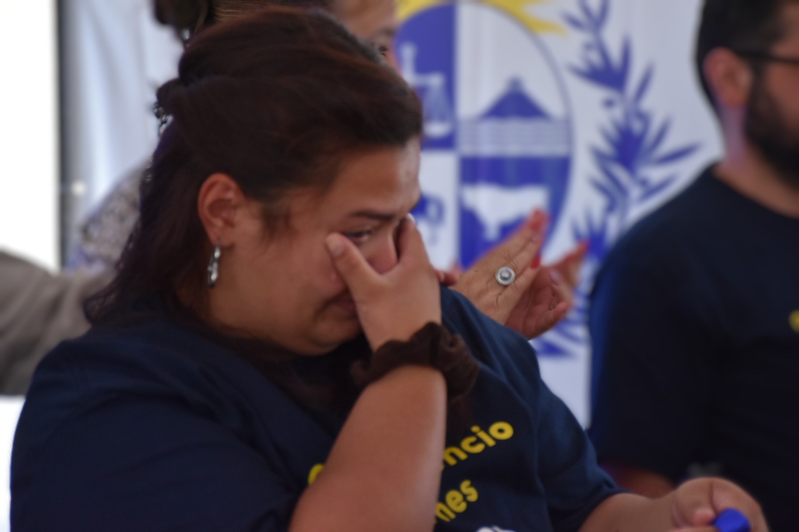Emoción de participante en la entrega de su vivienda Emoción de participante en la entrega de su vivienda