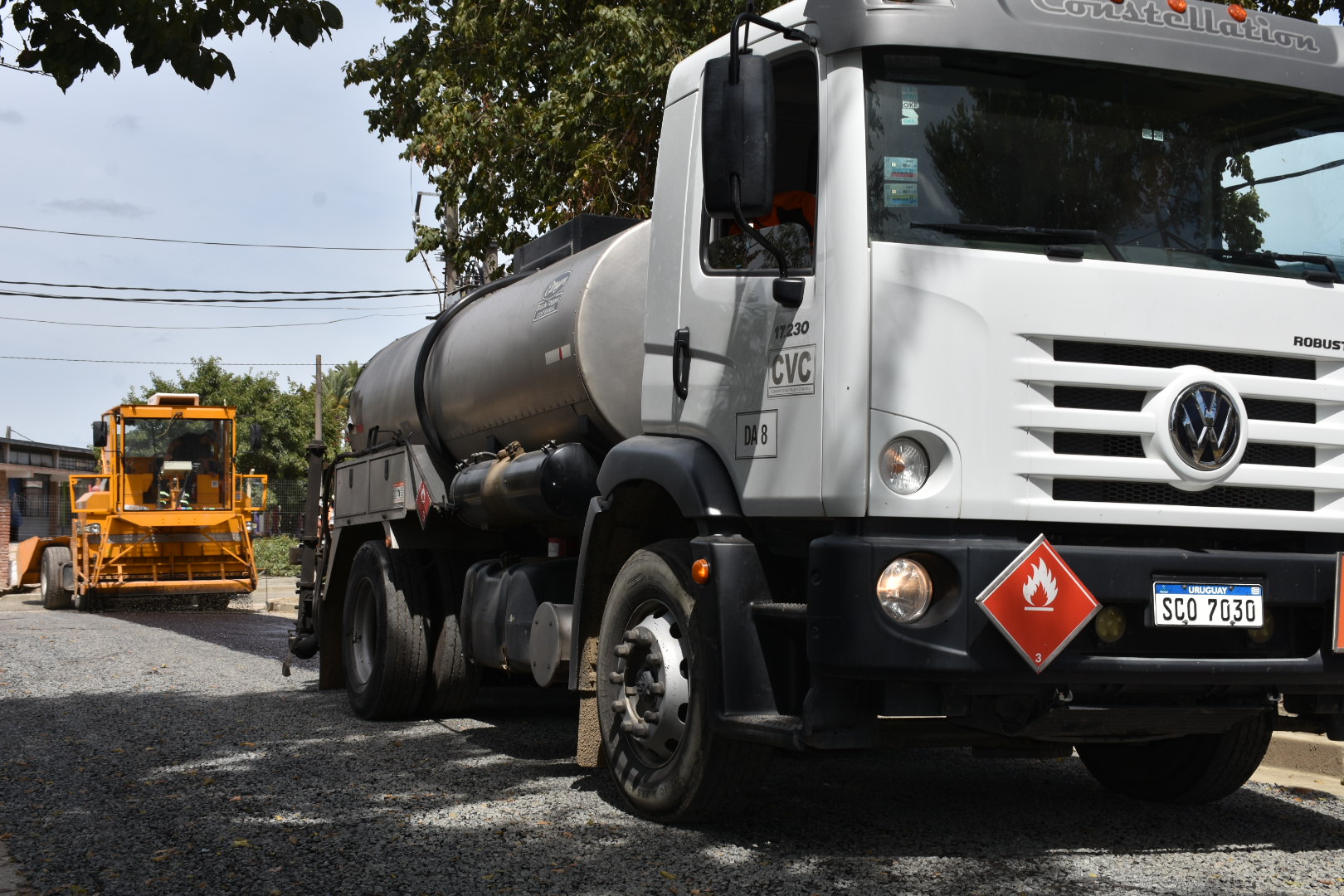 Empresa CVC trabaja en la consolidación de calles en Joaquín Suárez