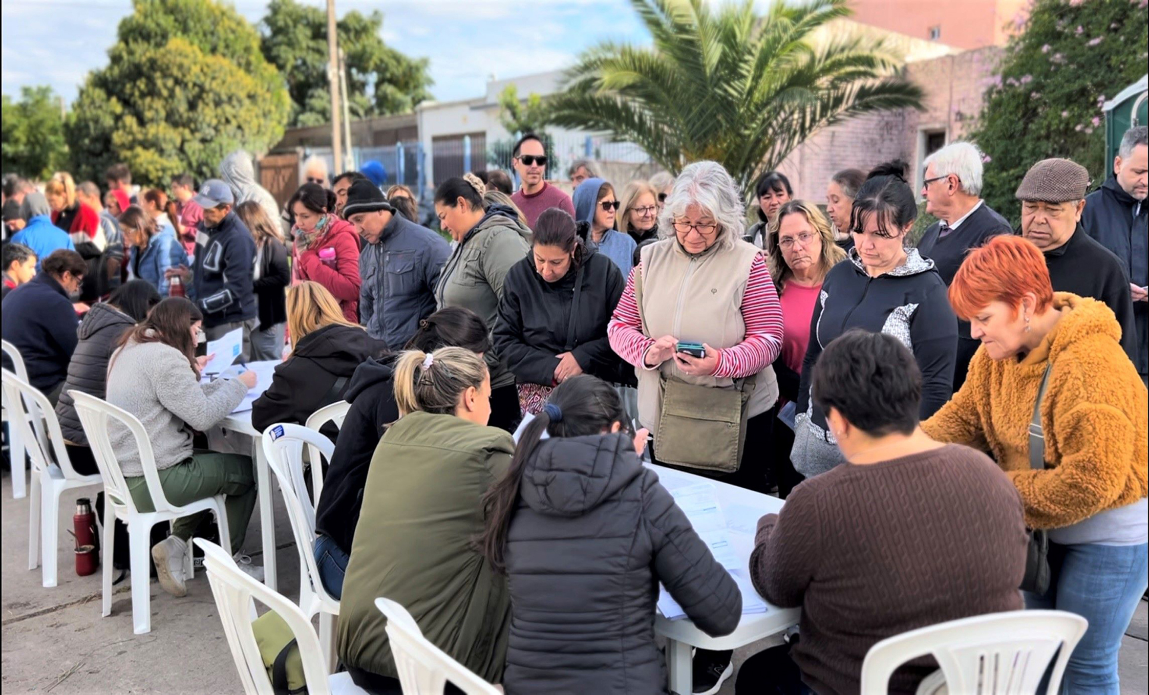 Entrega de contenedores a 1350 familias del barrio Ansina en Las Piedras Entrega de contenedores a 1350 familias del barrio Ansina en Las Piedras