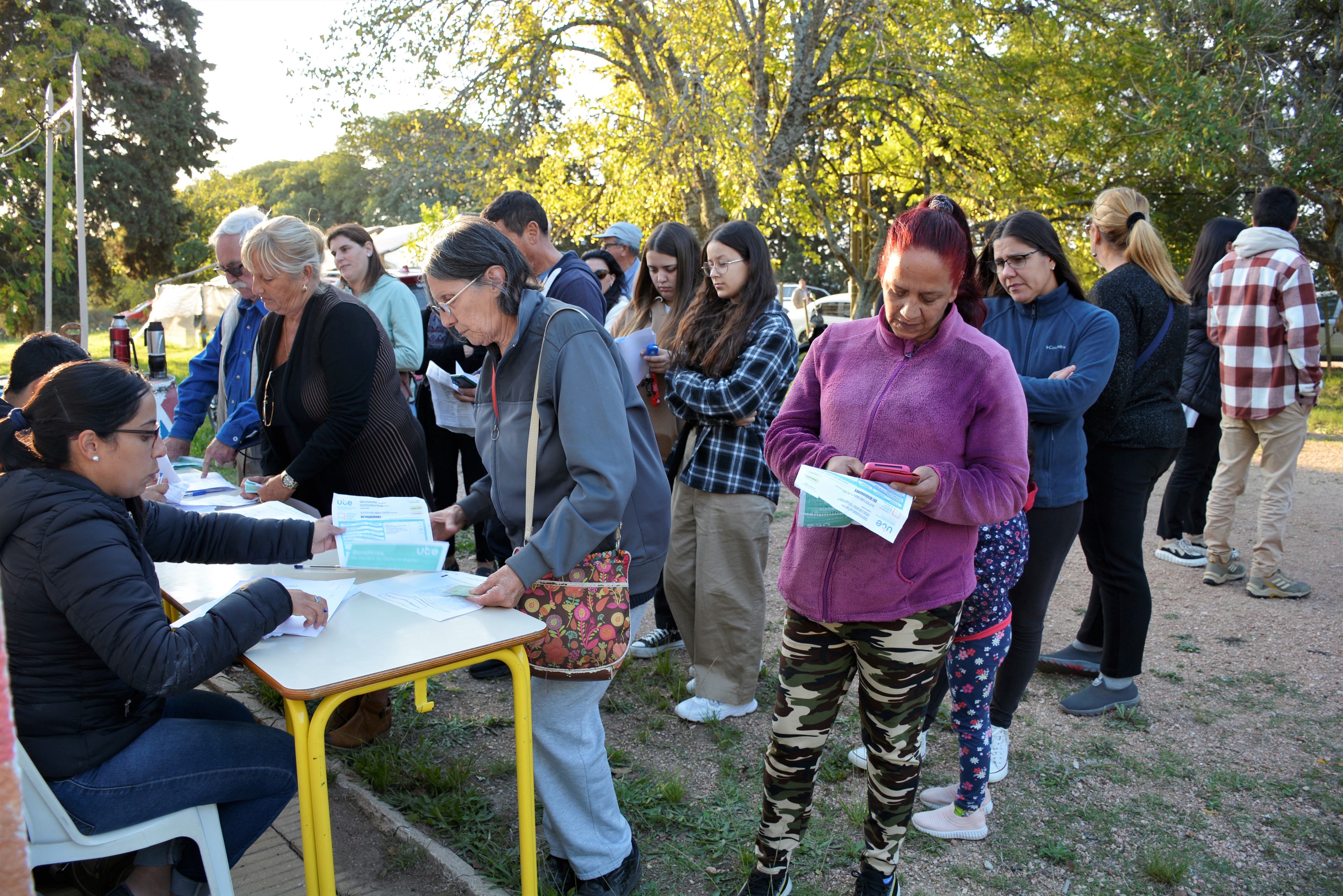 Entrega de contenedores a 400 familias de Camino Perugorria y ruta 48 entre Las Piedras y La Paz Entrega de contenedores a 400 familias de Camino Perugorria y ruta 48 entre Las Piedras y La Paz