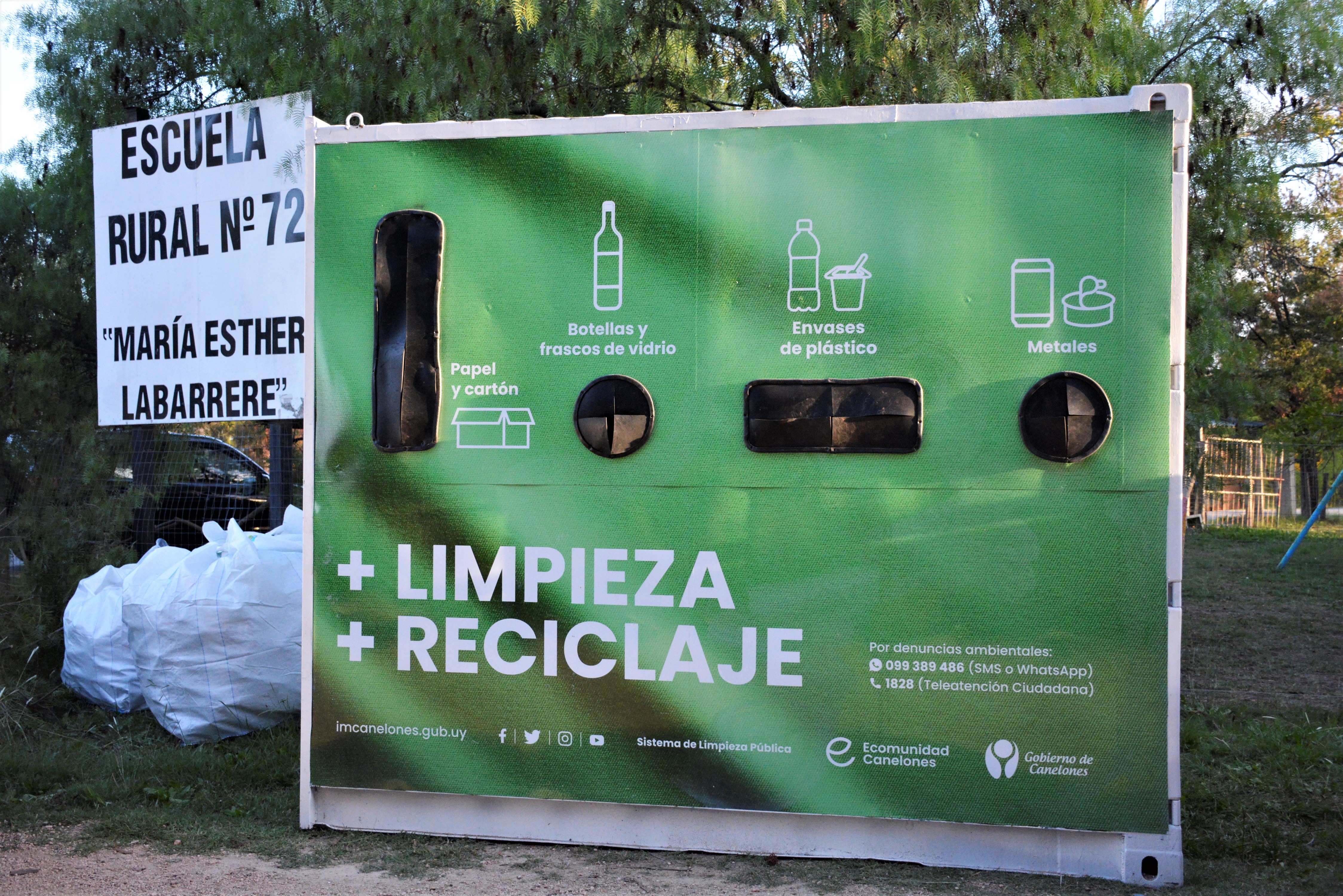 Entrega de contenedores a 400 familias de Camino Perugorria y ruta 48 entre Las Piedras y La Paz Entrega de contenedores a 400 familias de Camino Perugorria y ruta 48 entre Las Piedras y La Paz