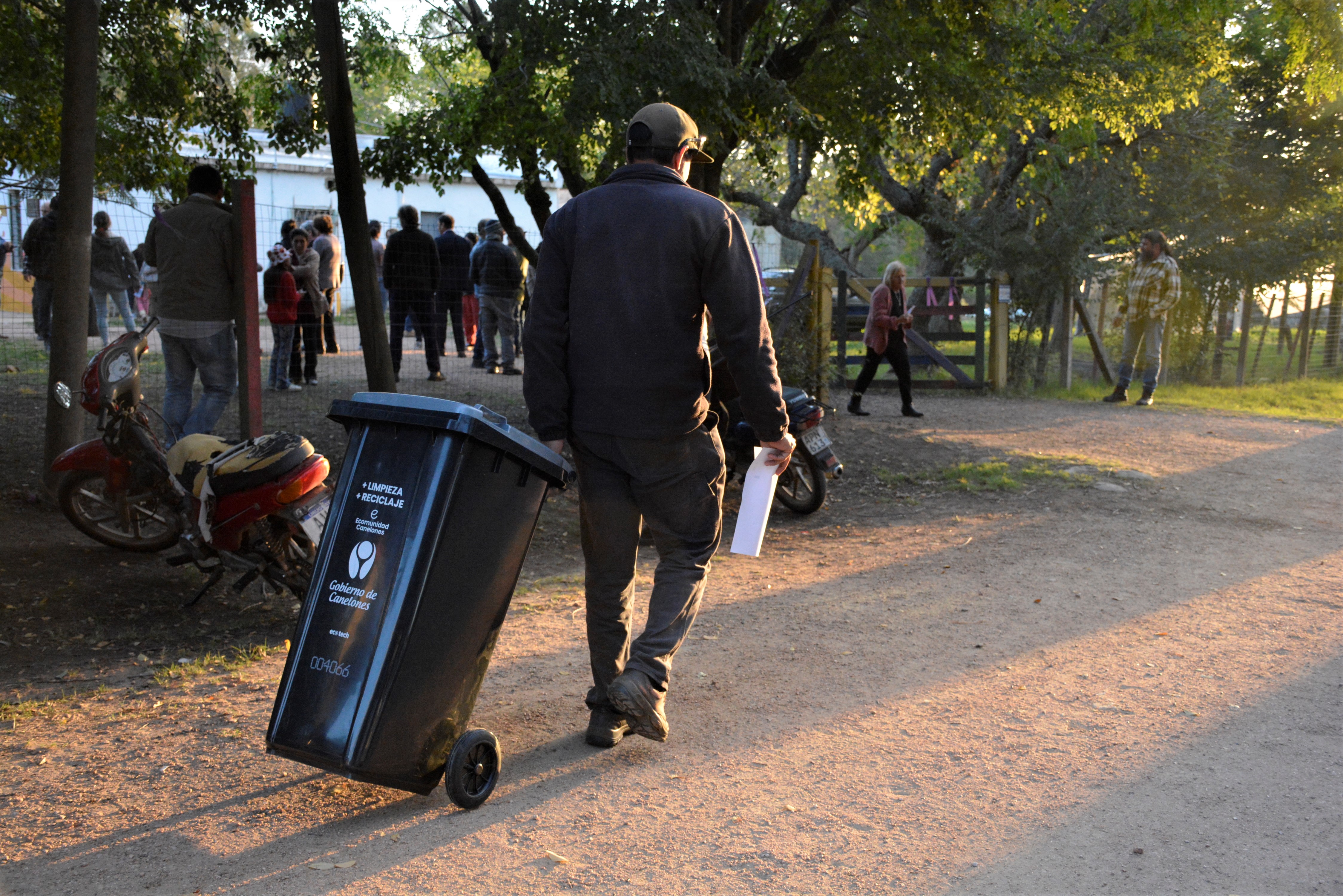 Entrega de contenedores a 400 familias de Camino Perugorria y ruta 48 entre Las Piedras y La Paz Entrega de contenedores a 400 familias de Camino Perugorria y ruta 48 entre Las Piedras y La Paz