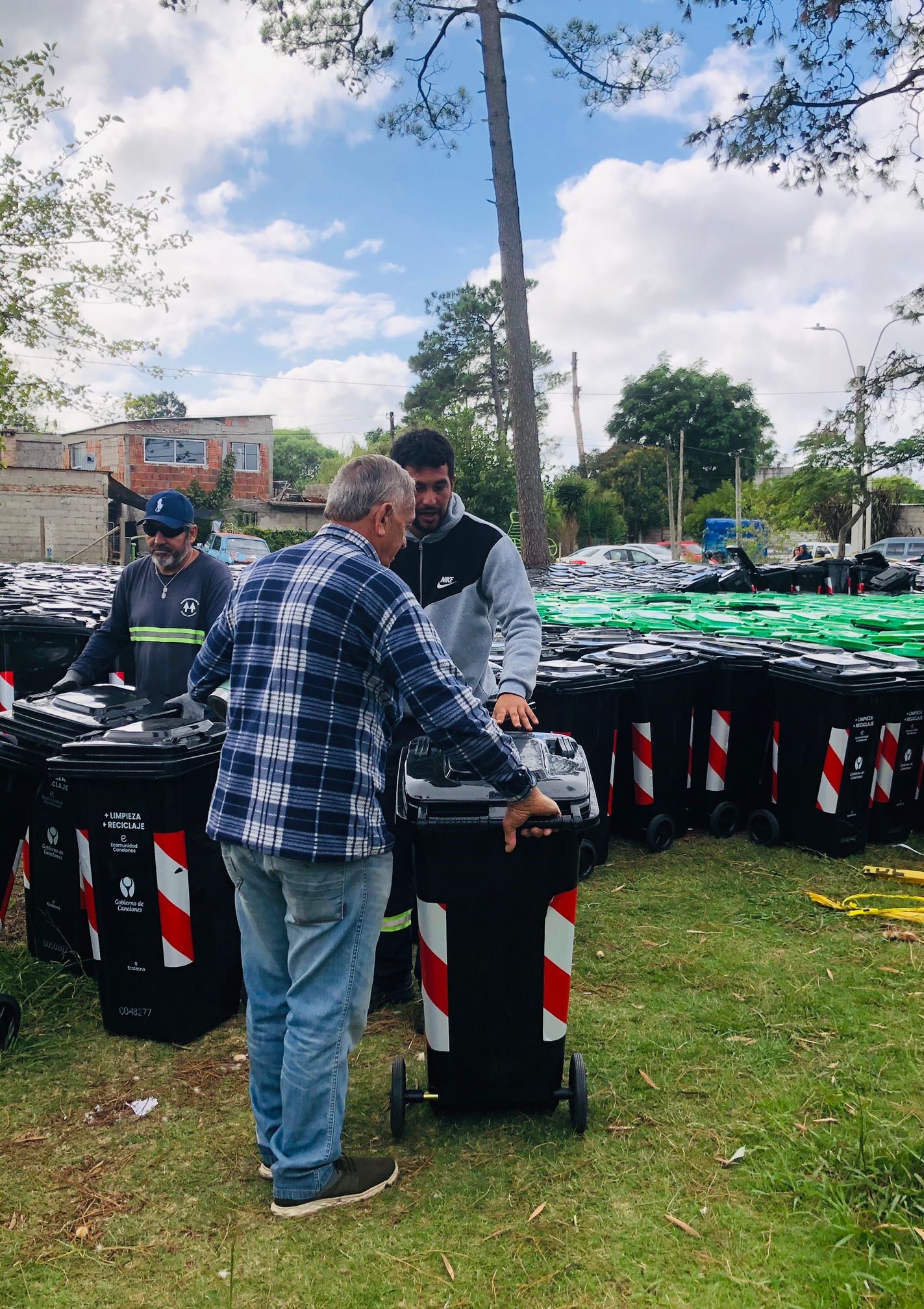Familias de Pinar Norte recibieron equipamiento para reciclar y compostar en sus hogares Familias de Pinar Norte recibieron equipamiento para reciclar y compostar en sus hogares