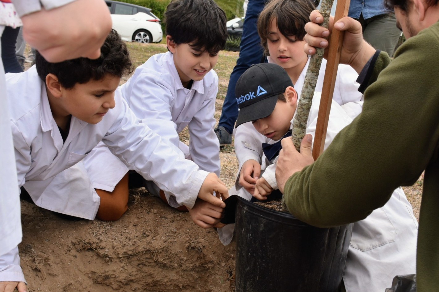 Escolares participan de la plantación realizada en plaza Park Way Ciudad de la Costa