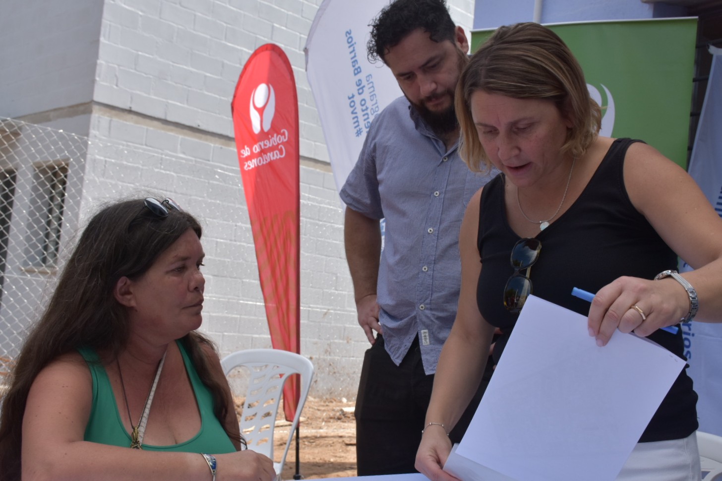 Escribana Inés Rebellato explica contenido de la documentación a firmar. Acompaña la firma Dir. Gral. Rodrigo Amengual Escribana Inés Rebellato explica contenido de la documentación a firmar. Acompaña la firma Dir. Gral. Rodrigo Amengual