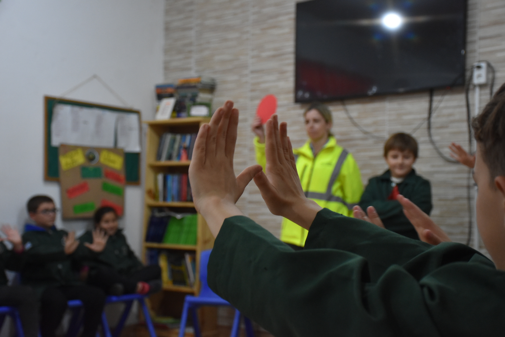 Estudiantes aprenden a través del juego normas de tránsito Estudiantes aprenden a través del juego normas de tránsito