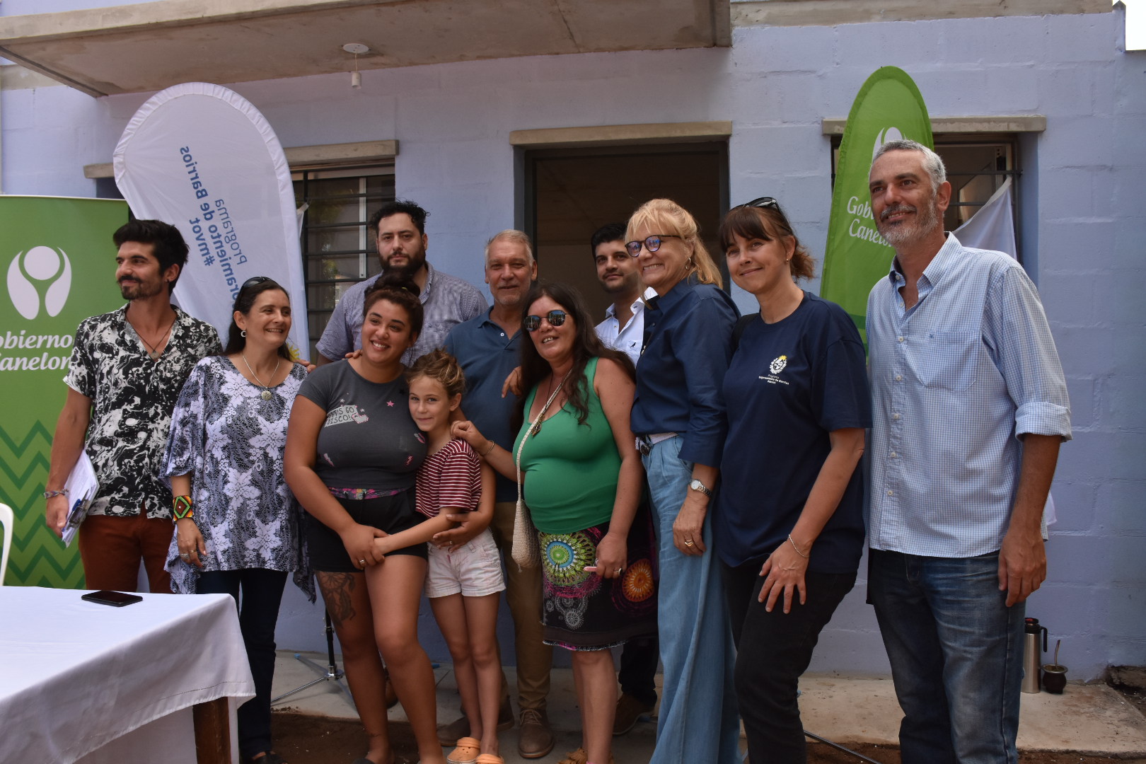 Familia beneficiaria junto al equipo técnico del Programa de Mejoramiento Barrial, autoridades del Ministerio de Vivienda y de la Intendencia de Canelones