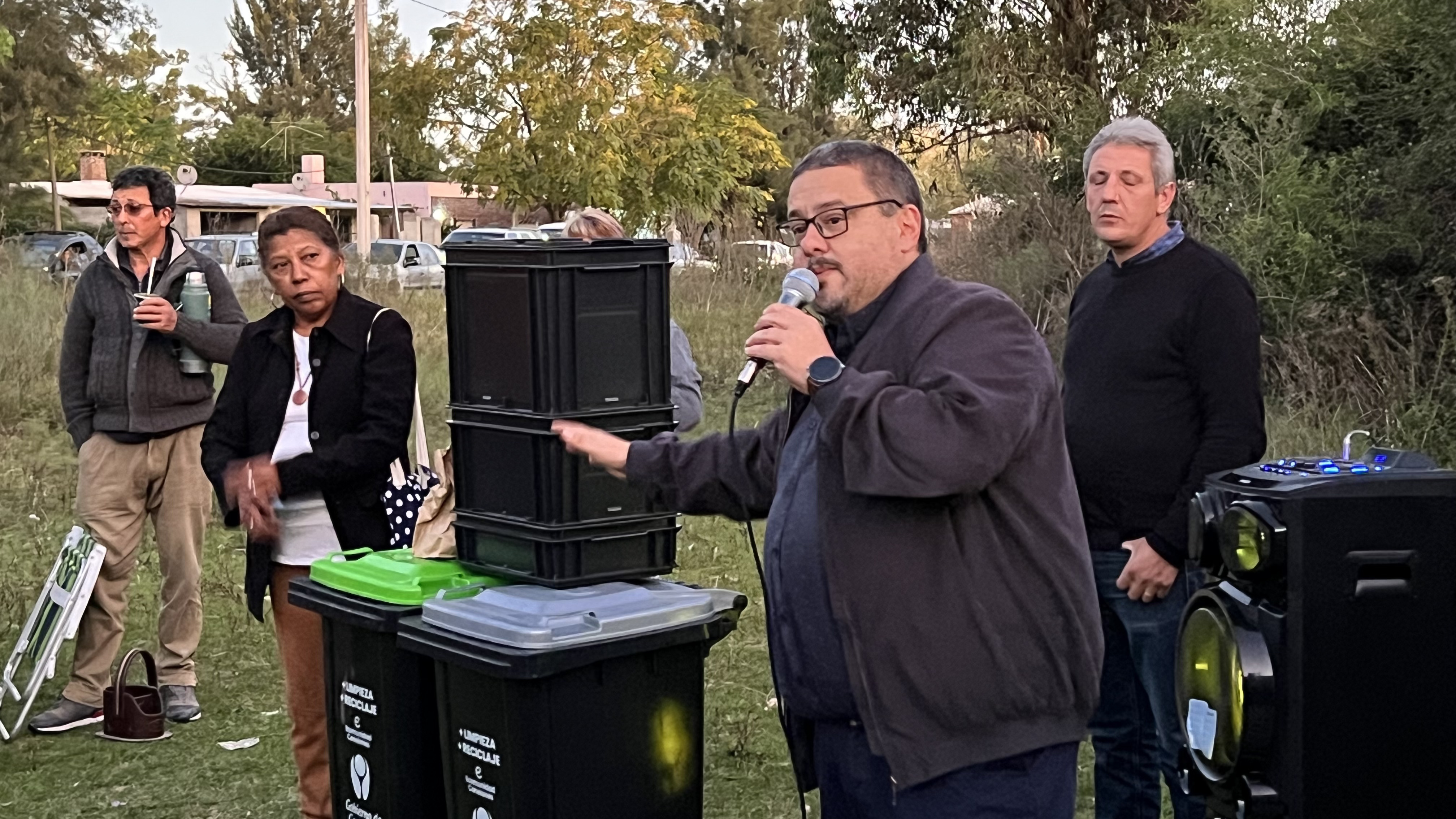 Familias de Villa Foresti recibieron nuevo equipamiento de clasificación de residuos Familias de Villa Foresti recibieron nuevo equipamiento de clasificación de residuos