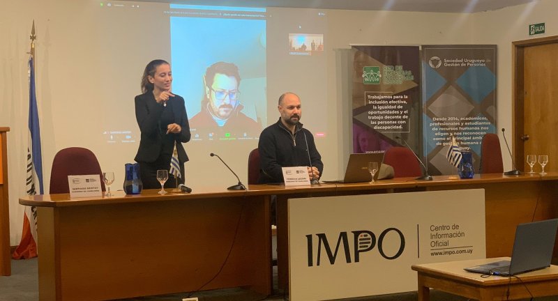 El Responsable del Área de Discapacidad del Gobierno de Canelones, Federico Lezama, presentando el Primer Plan de Accesibilidad de Canelones 2021-2025 en el II° Congreso de Discapacidad y Empresas: por el camino de la inclusión, desarrollado en la sala de eventos de IMPO. El Responsable del Área de Discapacidad del Gobierno de Canelones, Federico Lezama, presentando el Primer Plan de Accesibilidad de Canelones 2021-2025 en el II° Congreso de Discapacidad y Empresas: por el camino de la inclusión, desarrollado en la sala de eventos de IMPO.
