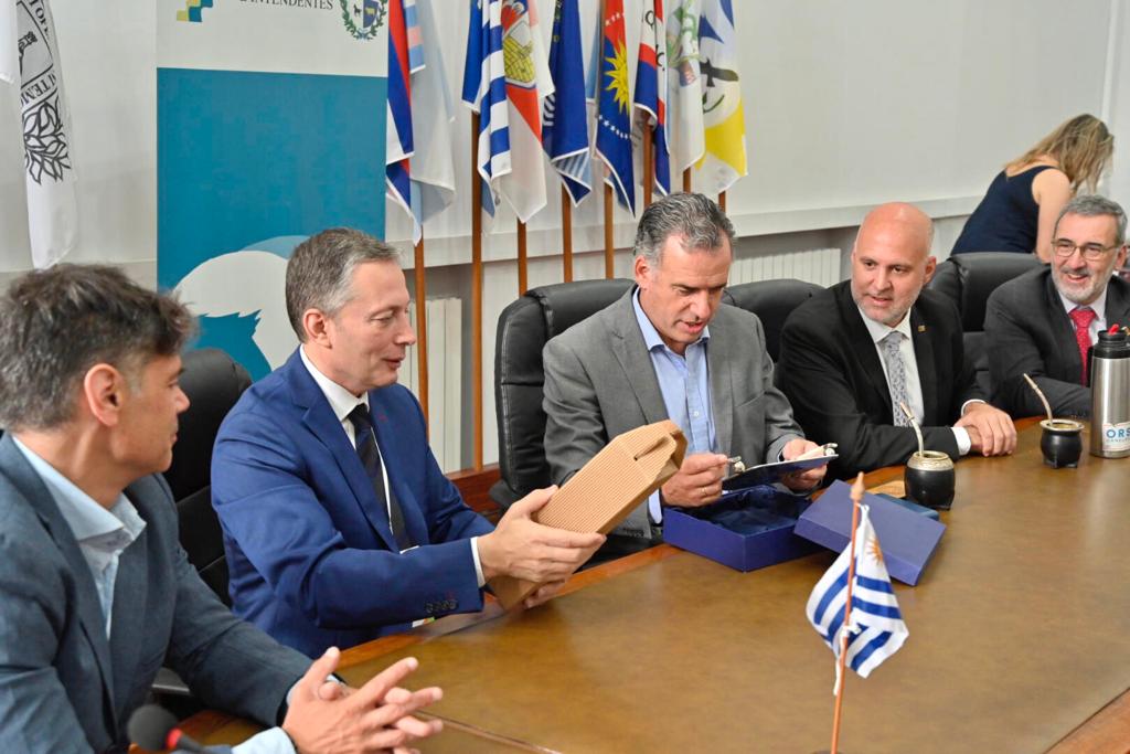 Firma de Memorándum de Entendimiento entre el Gobierno de Canelones y la Municipalidad de Esteban Echeverría (Argentina) en Sala Congreso de Intendentes - Intendencia de Montevideo