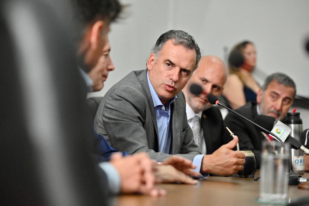 Firma de Memorándum de Entendimiento entre el Gobierno de Canelones y la Municipalidad de Esteban Echeverría (Argentina) en Sala Congreso de Intendentes - Intendencia de Montevideo