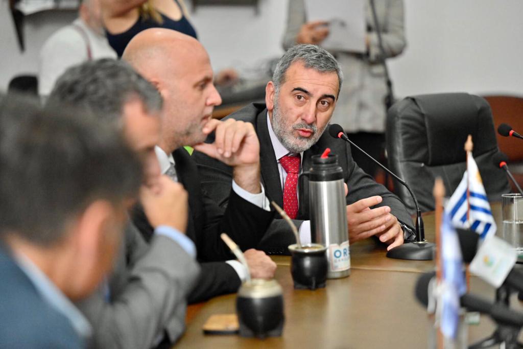 Firma de Memorándum de Entendimiento entre el Gobierno de Canelones y la Municipalidad de Esteban Echeverría (Argentina) en Sala Congreso de Intendentes - Intendencia de Montevideo