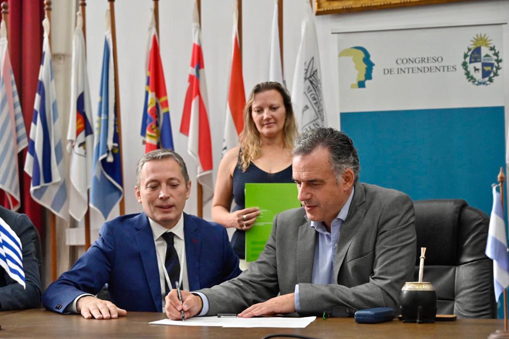 Firma de Memorándum de Entendimiento entre el Gobierno de Canelones y la Municipalidad de Esteban Echeverría (Argentina) en Sala Congreso de Intendentes - Intendencia de Montevideo