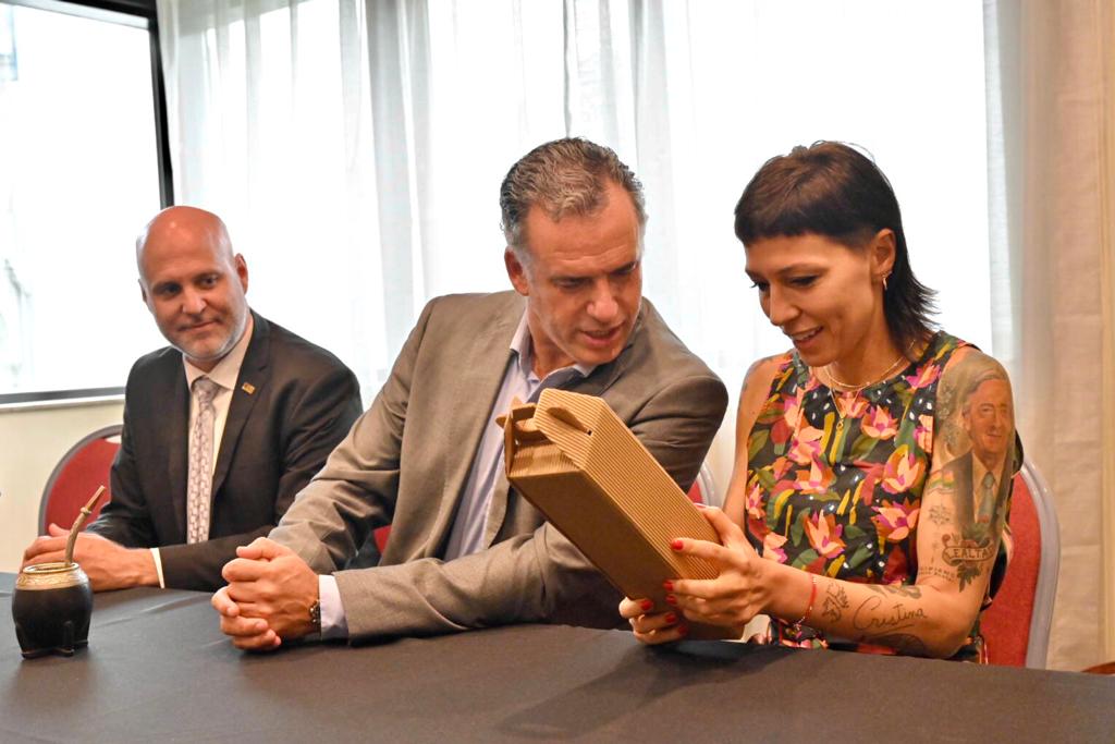 Firma de Memorándum de Entendimiento entre el Gobierno de Canelones y la Municipalidad de Quilmes (Argentina) en el Radisson Victoria Plaza