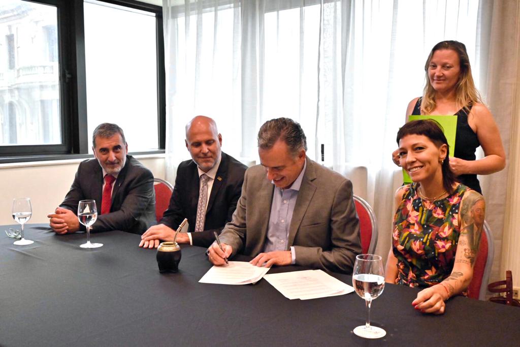 Firma de Memorándum de Entendimiento entre el Gobierno de Canelones y la Municipalidad de Quilmes (Argentina) en el Radisson Victoria Plaza