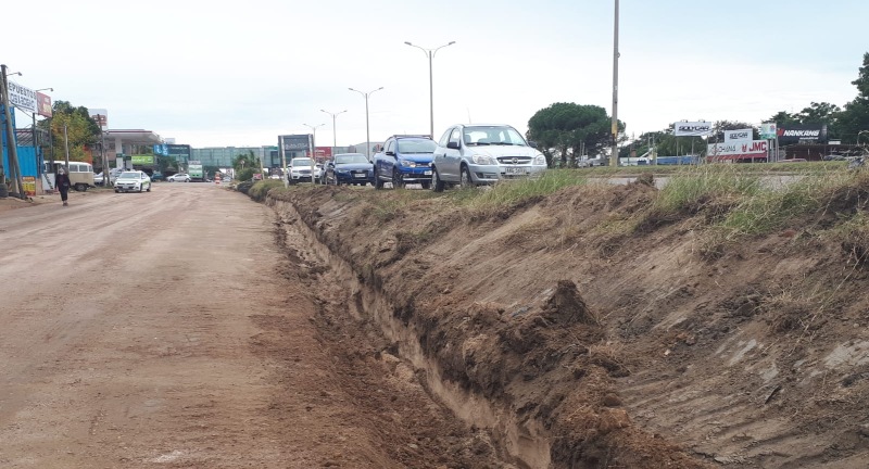 Obra de pavimentacion de auxiliares en Av. Giannattasio