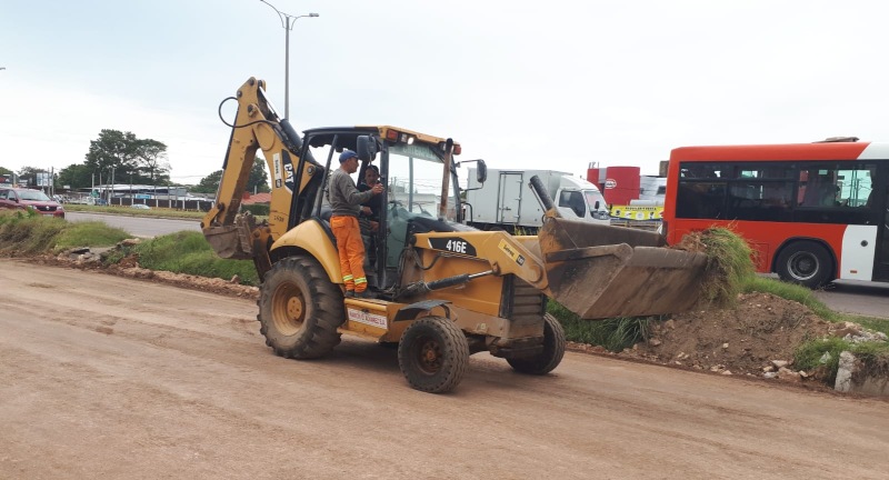 Obra de pavimentacion de auxiliares en Av. Giannattasio