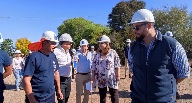 Autoridades y equipo de Plan Juntos presencian el llenado de las plateas de la obra Autoridades y equipo de Plan Juntos presencian el llenado de las plateas de la obra